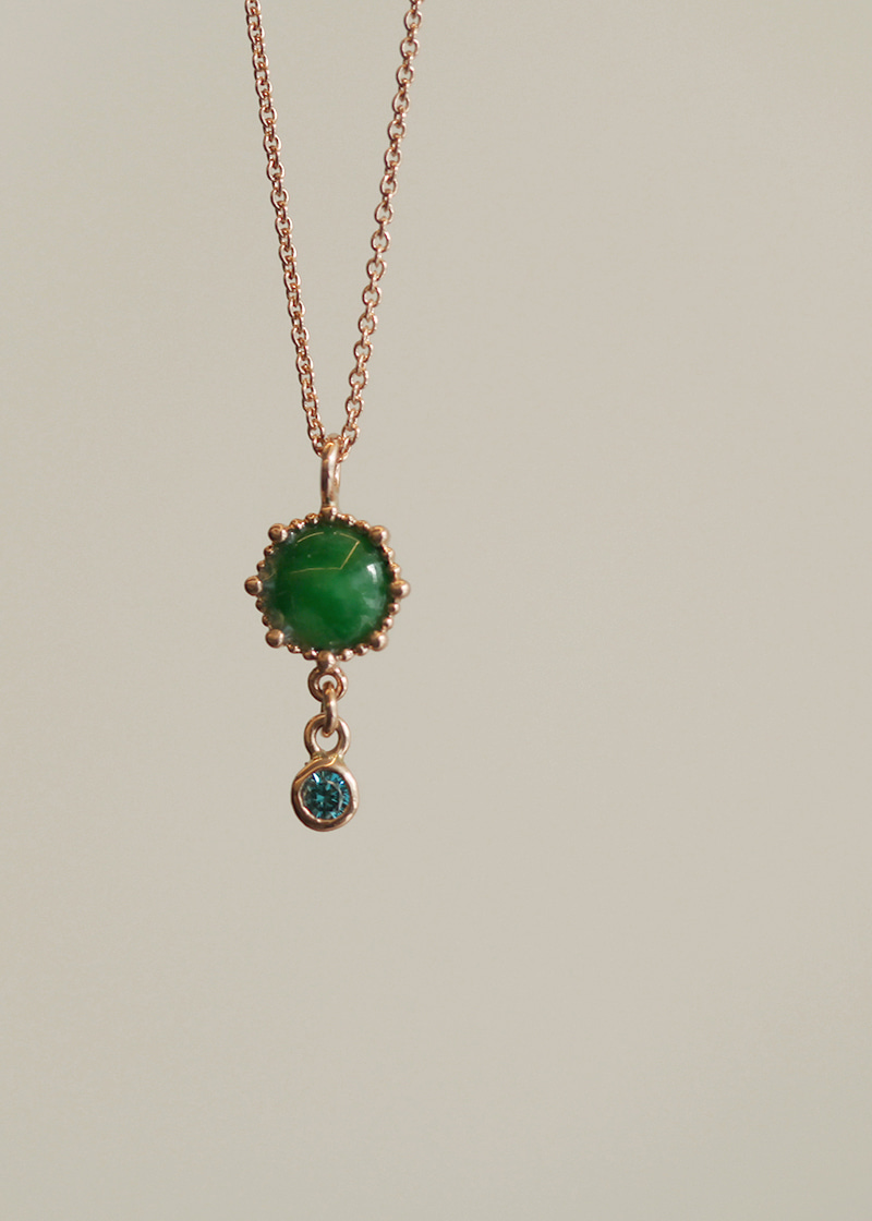 Hub Round Jade, Blue Diamond Dangle Necklace 18K 허브 원비취, 블루 다이아몬드 달랑 목걸이