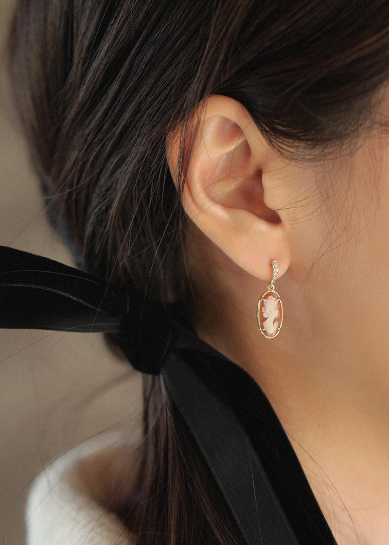Cognac Diamond, Long Shell Cameo Phu Earrings 18K 꼬냑 다이아몬드, 롱 셸 카메오 푸 귀걸이