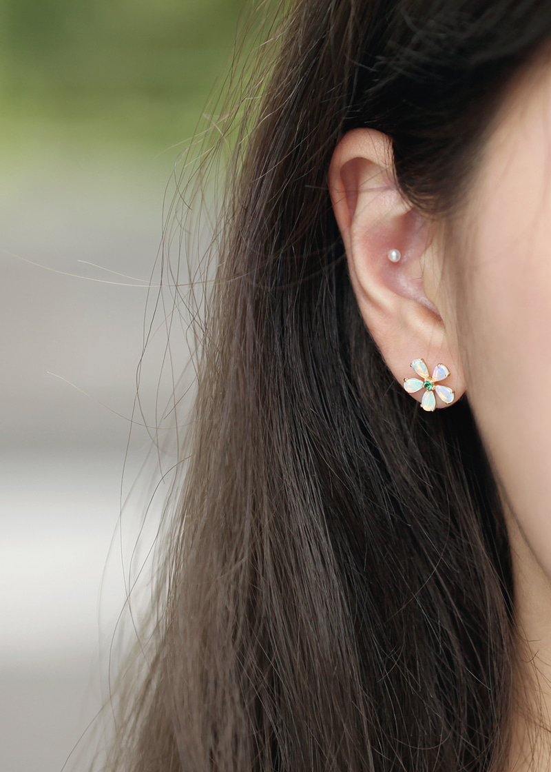 Water Opal, Emerald Point Flower Earrings 18K 워터 오팔, 에메랄드 포인트 꽃  귀걸이